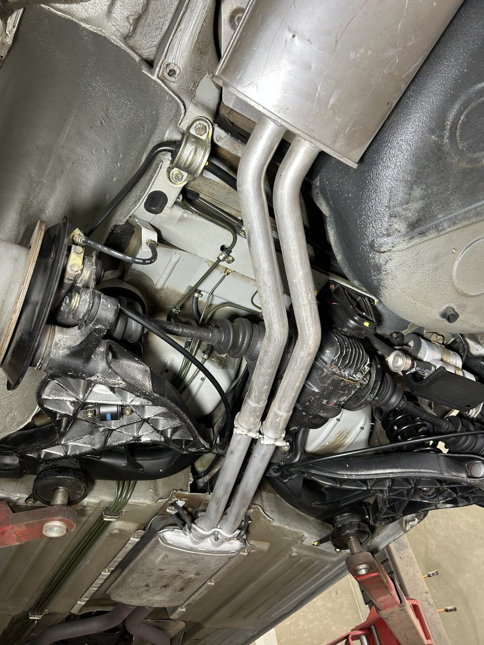 Greasy undercarriage before dry ice blasting